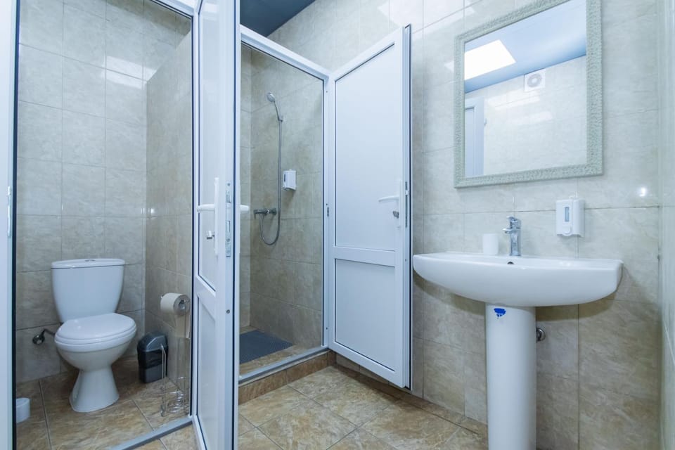 Shower, Toilet
