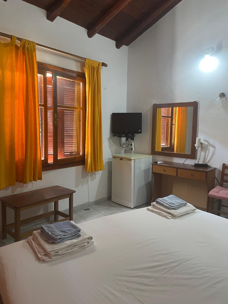 Bed, TV and multimedia, Photo of the whole room, Bedroom, hair dresser, towels