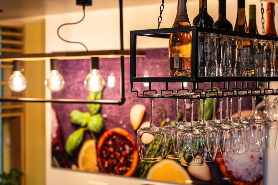 Lounge or bar, Food and drinks, Alcoholic drinks