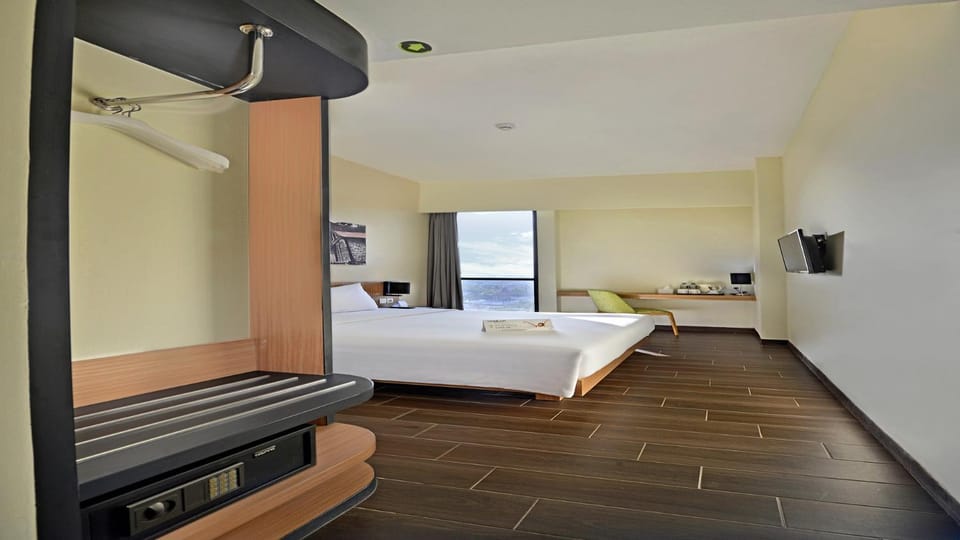 Whiz Prime Hotel Khatib Sulaiman Padang Hotel in Padang
