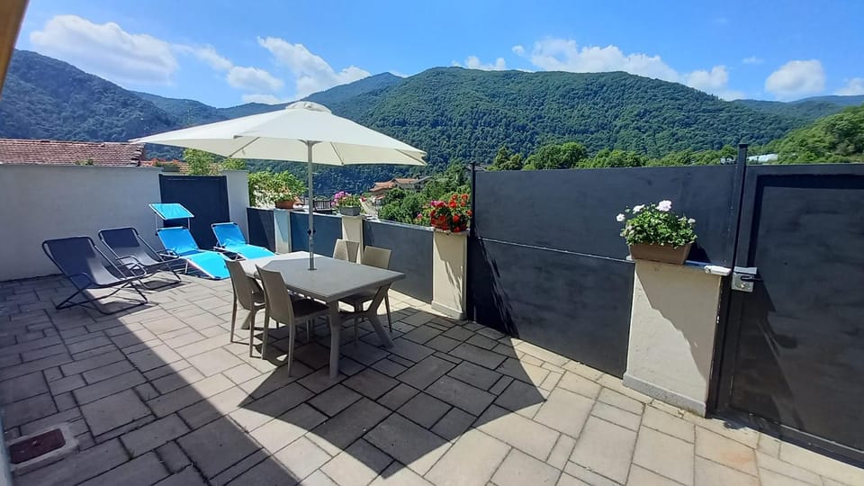 Balcony/Terrace, Mountain view
