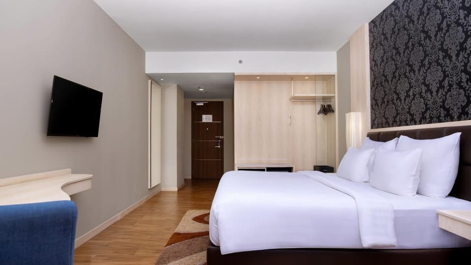 Bed, TV and multimedia, Bedroom, wardrobe