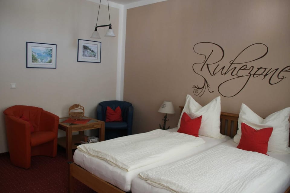 Bed, Photo of the whole room, Seating area