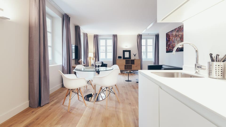 TV and multimedia, Kitchen or kitchenette, Living room, Seating area, Dining area