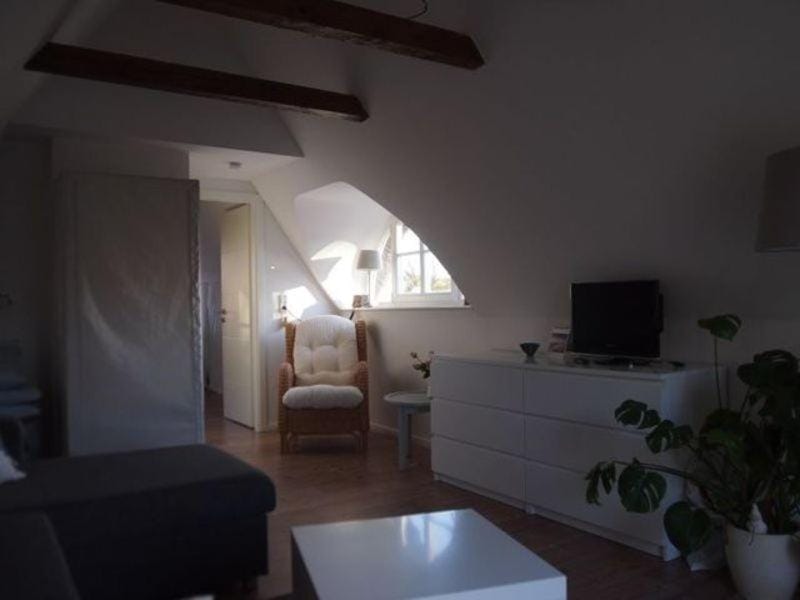 Photo of the whole room, Seating area