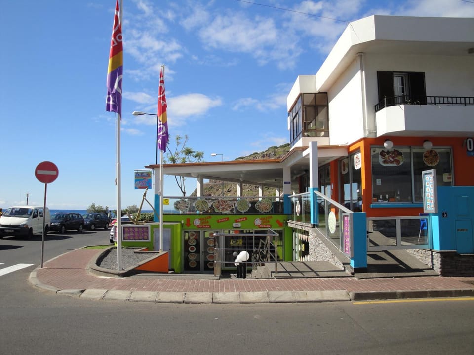 Restaurant/places to eat, Area and facilities