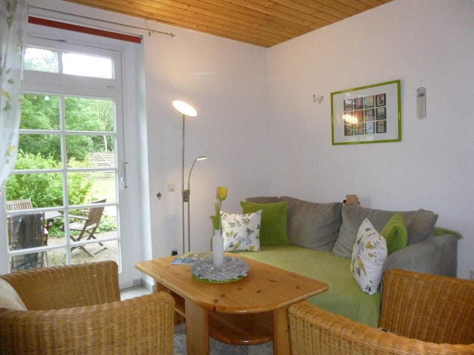 Photo of the whole room, Decorative detail, Seating area