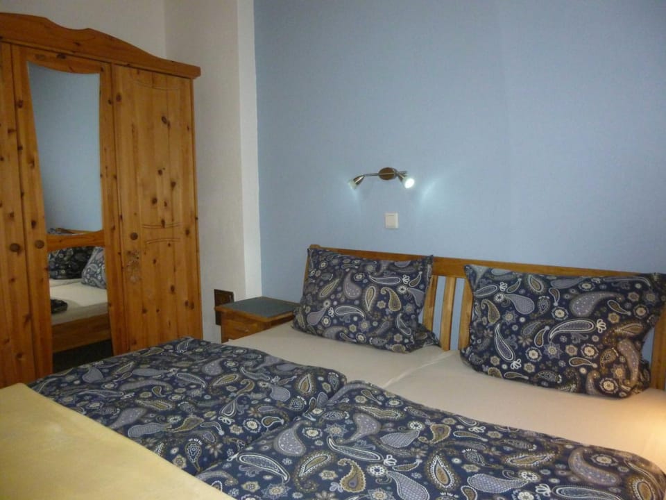 Bed, Photo of the whole room, Decorative detail