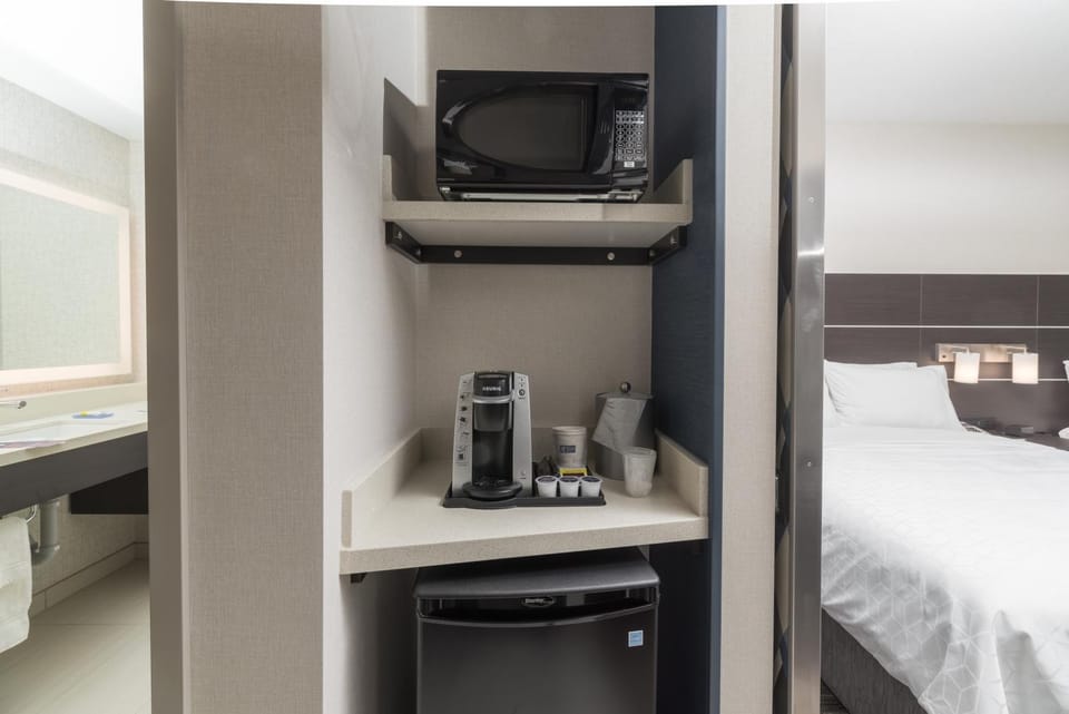 Coffee/tea facilities, microwave