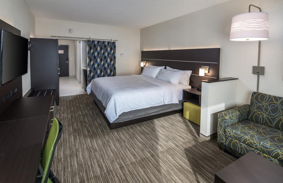 Bed, TV and multimedia, Seating area, Bedroom