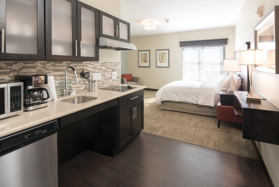 Coffee/tea facilities, Kitchen or kitchenette, Living room