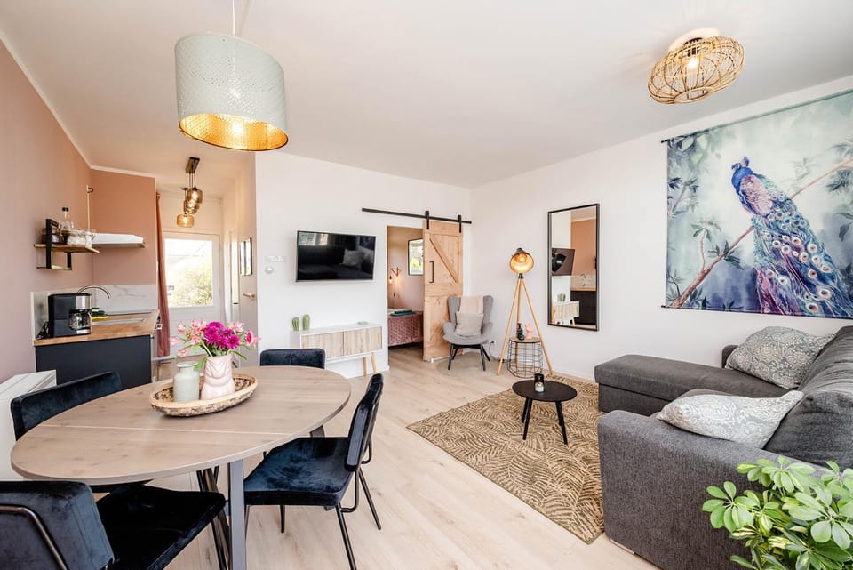 Living room, Seating area, Dining area