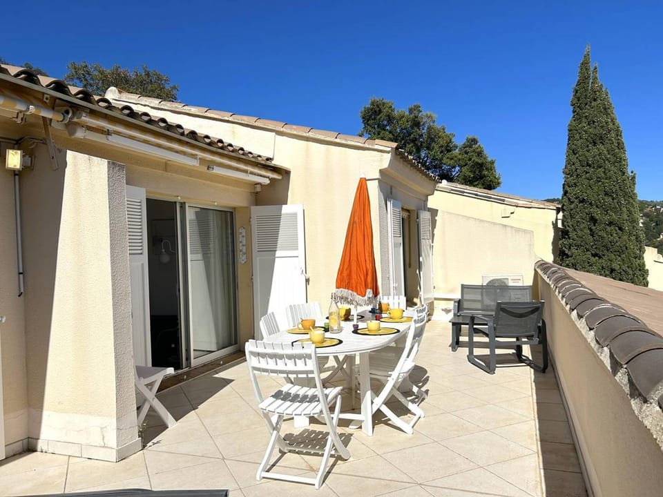 Appartement 3 pièces 6 pers avec terrasse, clim, piscine privée, parking - FR-1-251-81 Apartment in Le Lavandou