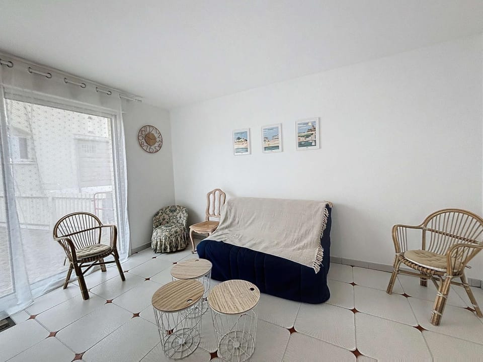Maison de ville à 50m de la plage et commerces, 2 chambres, cour mitoyenne - FR-1-361-114 House in Jullouville