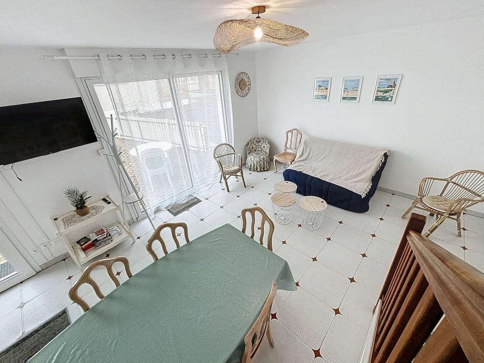 Maison de ville à 50m de la plage et commerces, 2 chambres, cour mitoyenne - FR-1-361-114 House in Jullouville