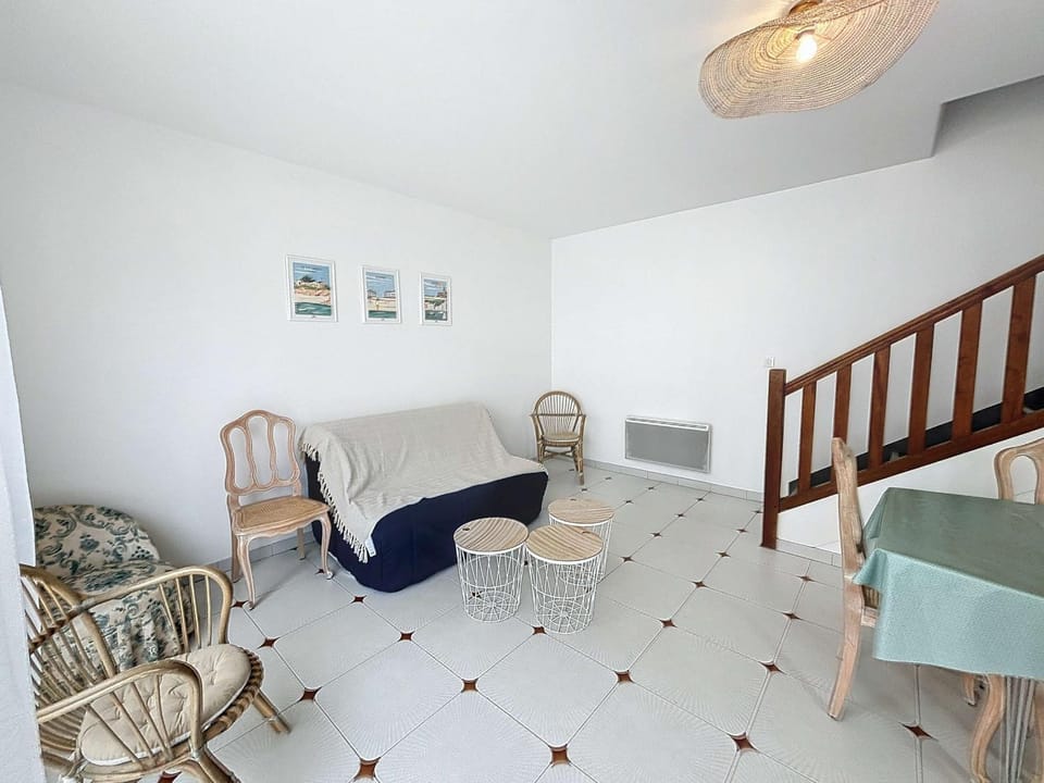 Maison de ville à 50m de la plage et commerces, 2 chambres, cour mitoyenne - FR-1-361-114 House in Jullouville