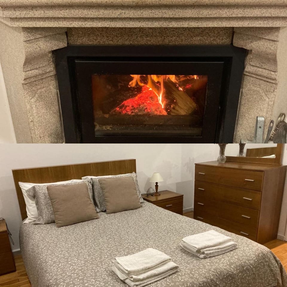 Bed, Photo of the whole room, Bedroom, fireplace, internet