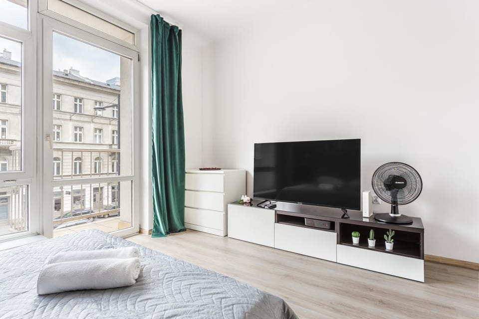 Bed, TV and multimedia, Photo of the whole room, Evening entertainment, Bedroom