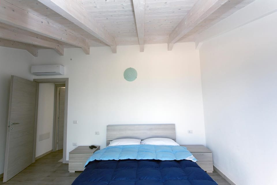 Bed, Photo of the whole room, Bedroom, air conditioner