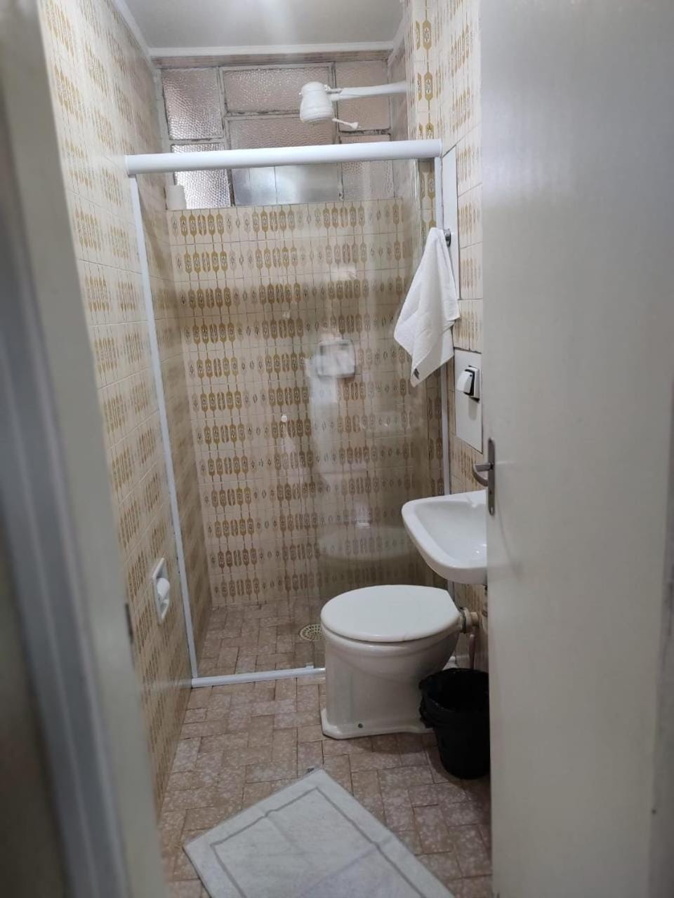 Shower, Toilet, Bathroom, towels