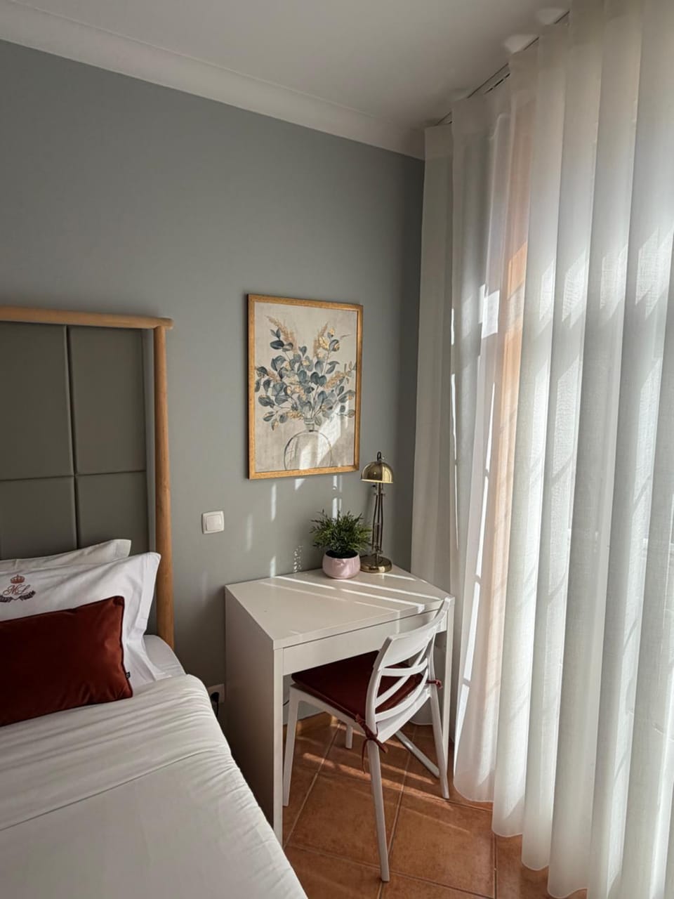 Photo of the whole room, Bedroom