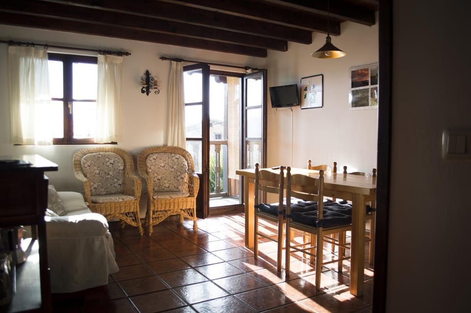 Kitchen or kitchenette, Decorative detail, Dining area