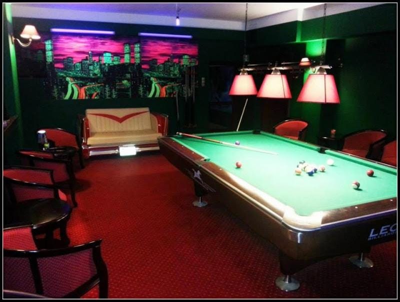 Billiard, Game Room