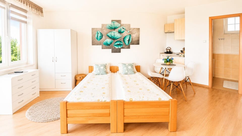 Property building, Bed, Photo of the whole room, Seating area, Dining area, Bedroom, On site, Family