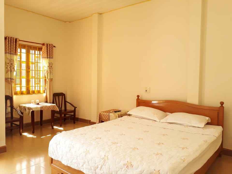 Bed, Seating area