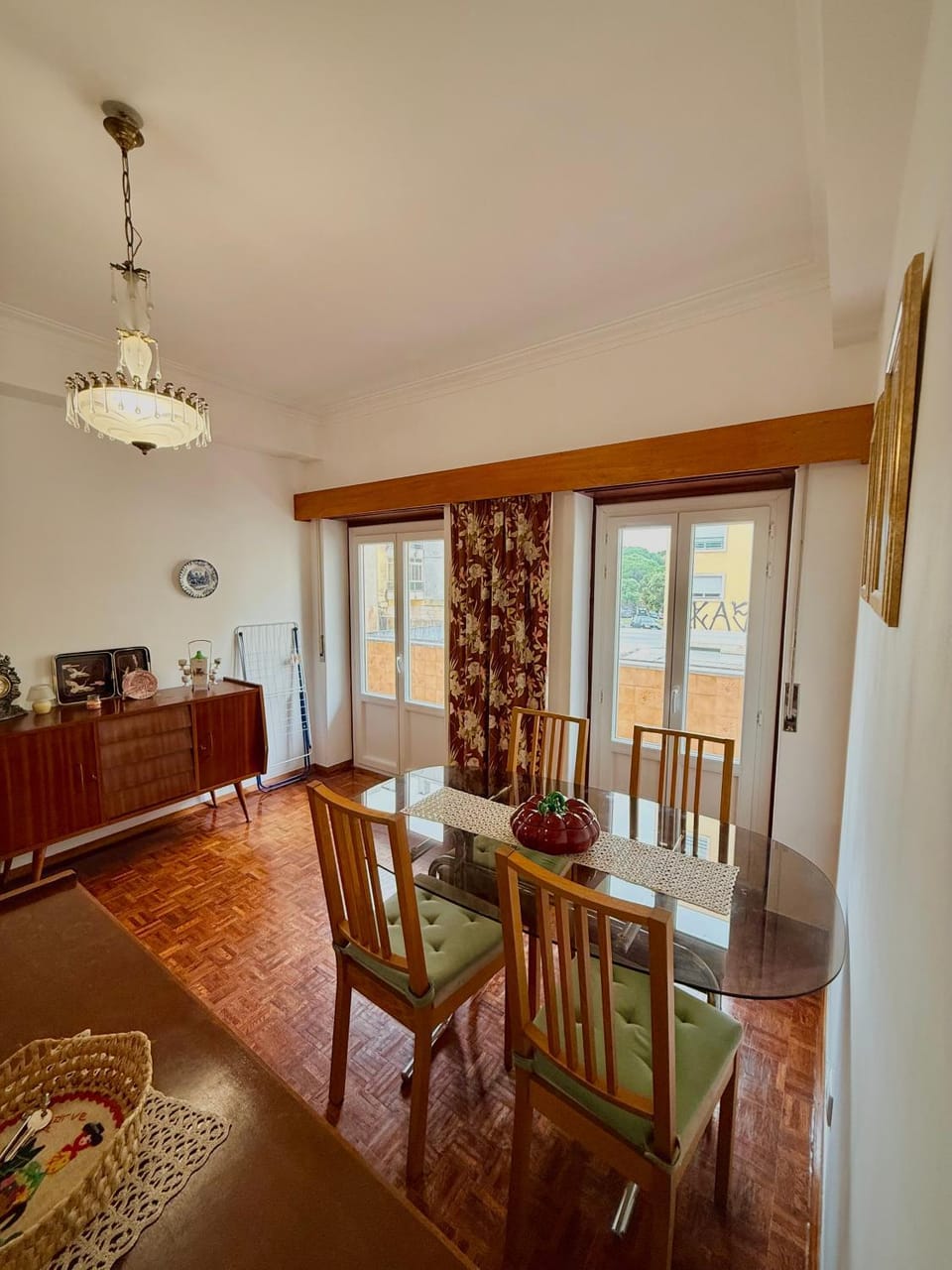 Seating area, Dining area