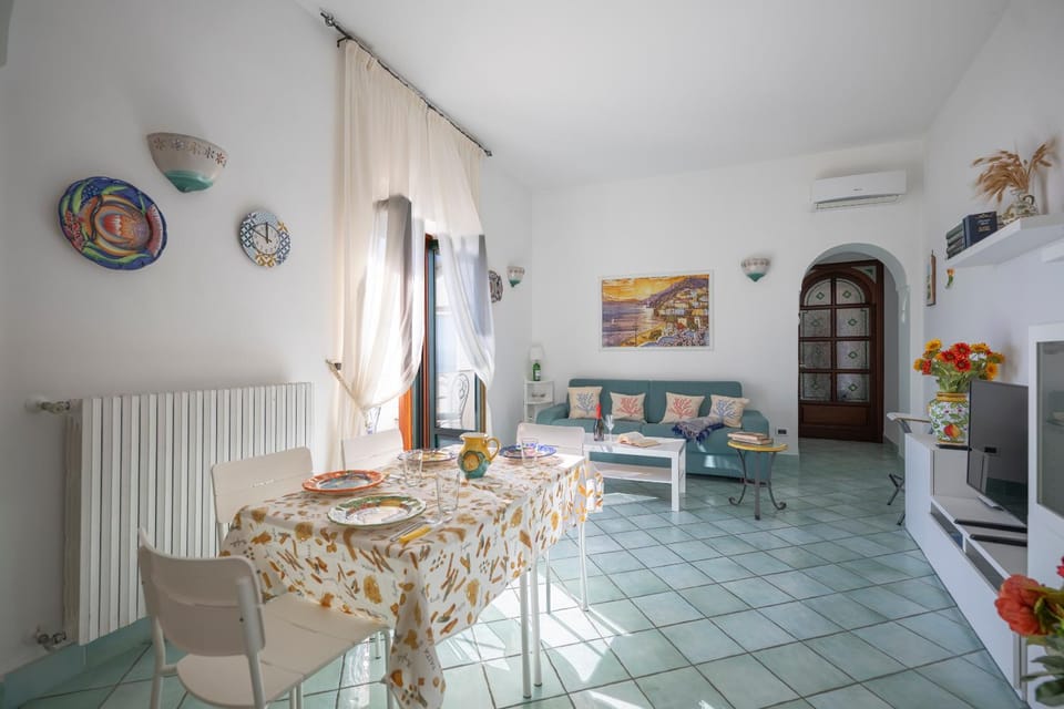 Living room, Seating area, Dining area, air conditioner