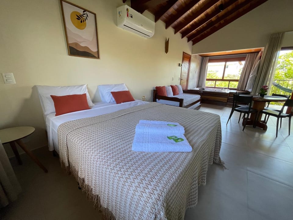 Bed, Hot Tub, Photo of the whole room, Seating area, Bedroom, towels