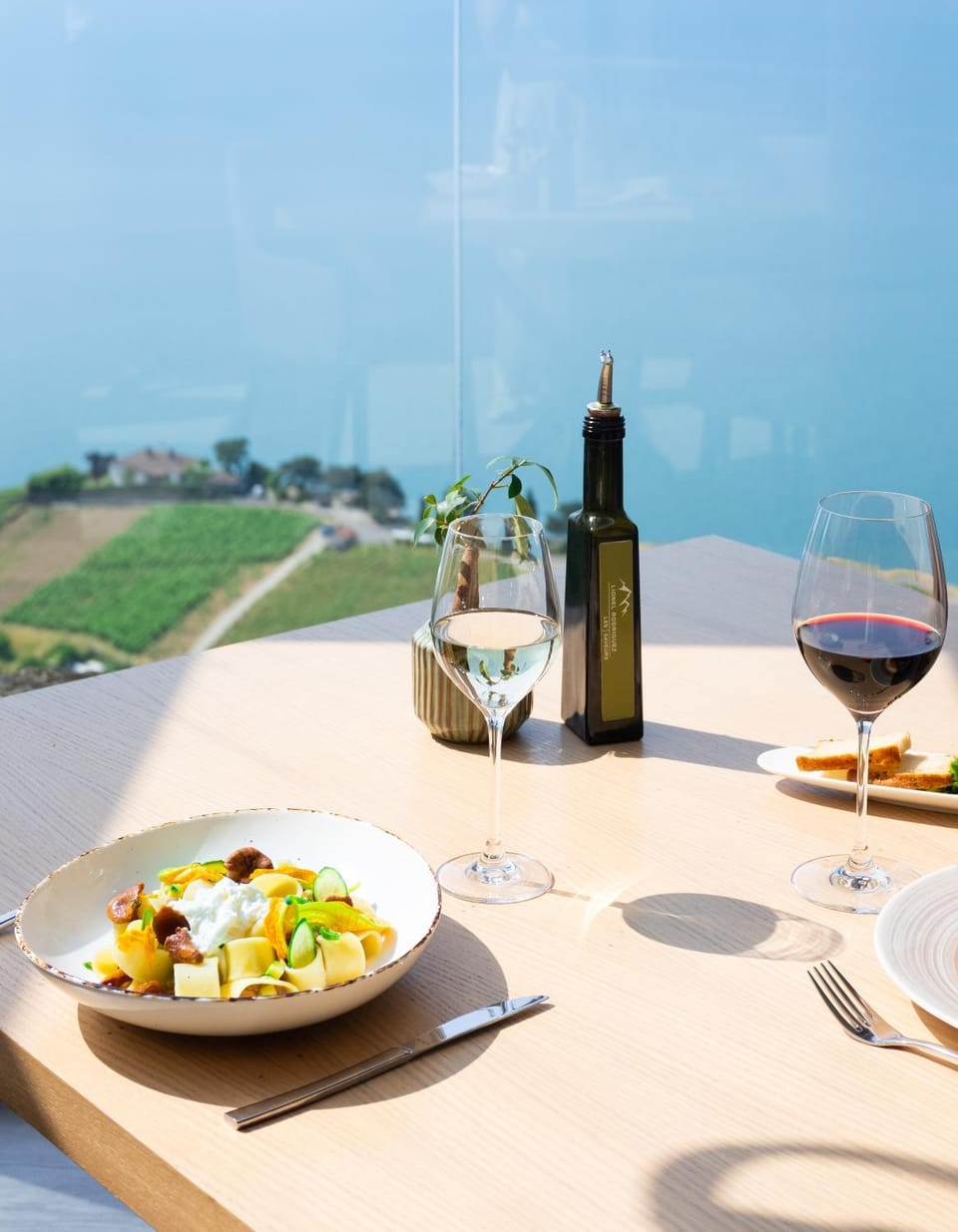 Restaurant/places to eat, View (from property/room), Food and drinks, Food, Lake view, Mountain view