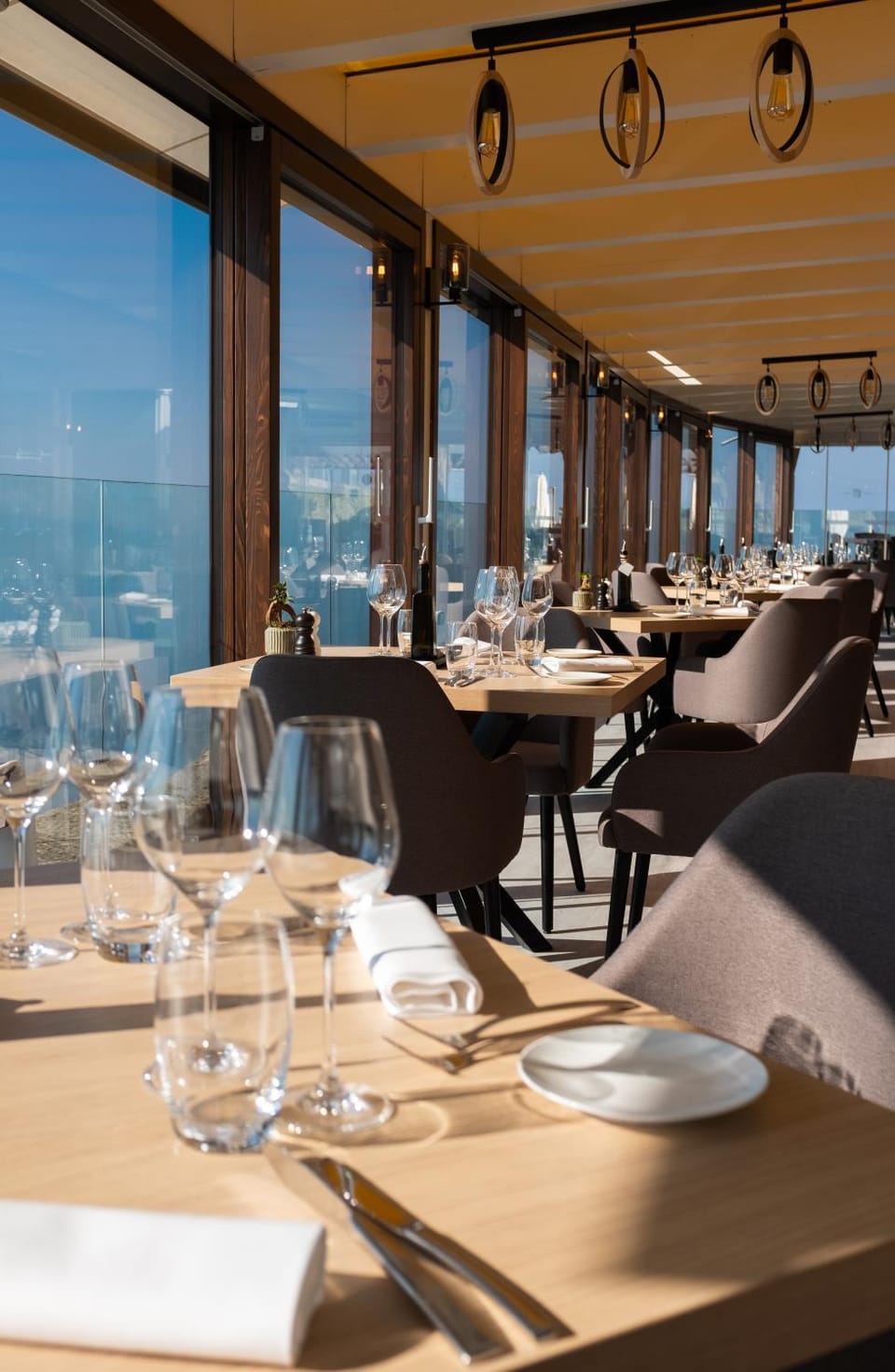 Restaurant/places to eat, View (from property/room), Lake view, Mountain view