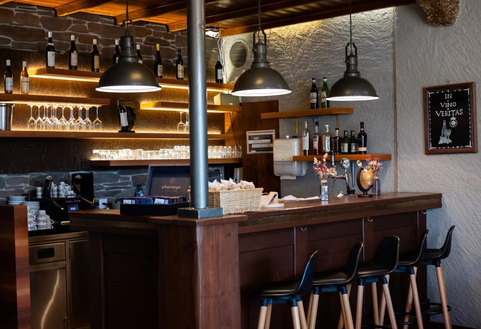 Property building, Lounge or bar, Food and drinks, Drinks, Alcoholic drinks, Non alcoholic drinks