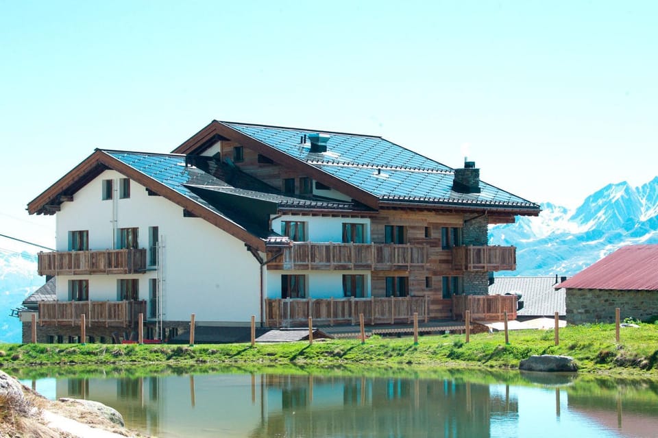 Property building, Staff, Restaurant/places to eat, People, Activities, BBQ facilities, Garden, Golfcourse, Hot Tub, Massage, Minigolf, Sauna, Ski School, Skiing, View (from property/room), Balcony/Terrace, Lobby or reception, Lounge or bar, Food and drinks, Business facilities, Banquet/Function facilities, Tennis court, Hiking, Cycling, Kids's club, Meeting/conference room, Pets, Guests, Garden view, Lake view, Landmark view, Mountain view, Meals, Continental breakfast, Buffet breakfast, Italian breakfast, American breakfast, Lunch, Dinner, Drinks, Alcoholic drinks, Non alcoholic drinks, children, young children, older children, group of guests, Open Air Bath, Family