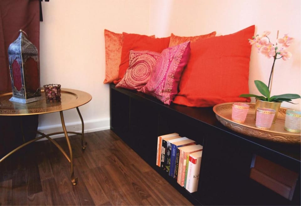 Photo of the whole room, Decorative detail