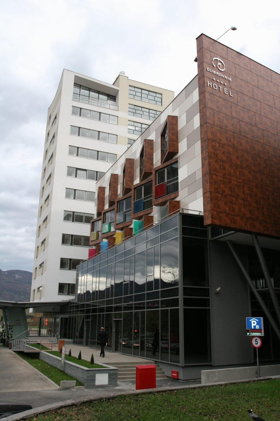 Facade/entrance, Area and facilities