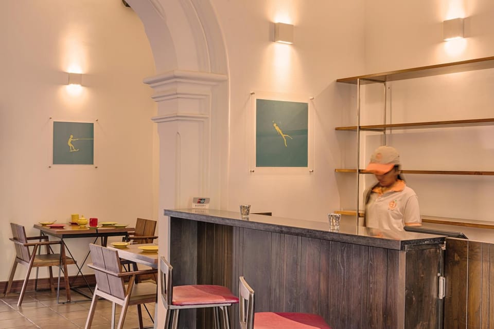Restaurant/places to eat, Lounge or bar