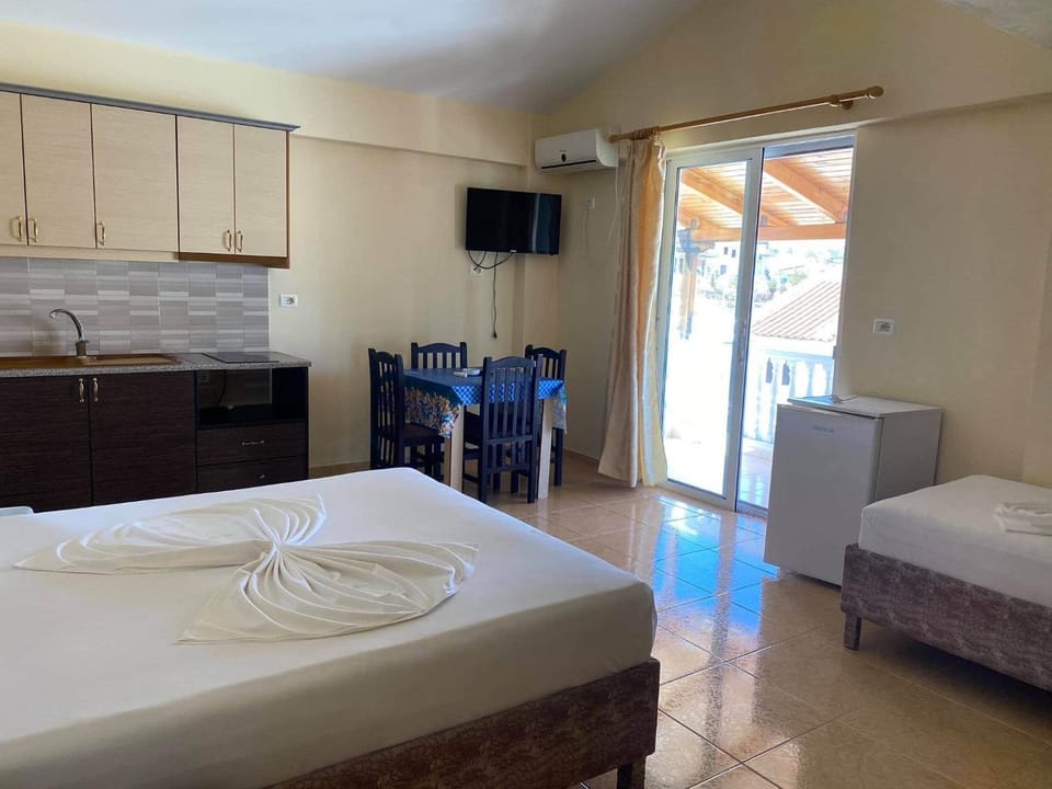 Kitchen or kitchenette, Living room, Seating area, Dining area