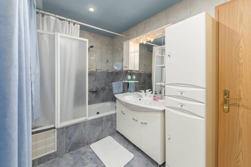 Shower, Bathroom, Bath, towels