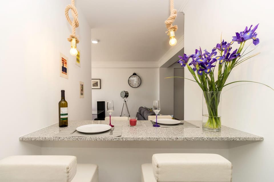 Restaurant/places to eat, Spring, Day, People, Neighbourhood, Winter, Summer, Coffee/tea facilities, Kitchen or kitchenette, Living room, Food and drinks, Photo of the whole room, Decorative detail, Seating area, Dining area, Autumn, On site, Guests, Supermarket/grocery shop, Drinks, children, Family