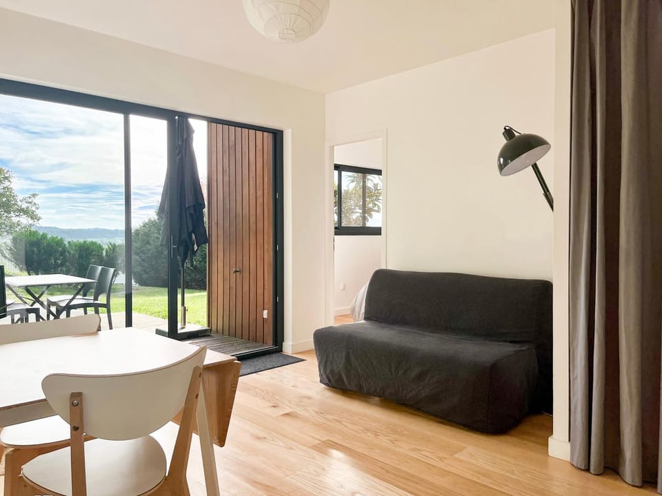Day, Living room, Seating area, Dining area, Garden view