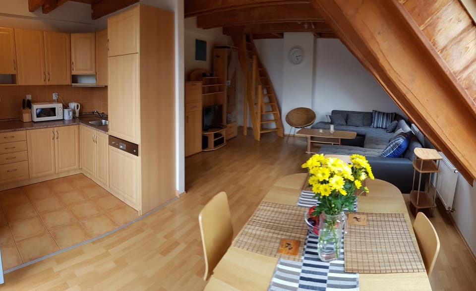 TV and multimedia, Kitchen or kitchenette, Living room, Seating area, Dining area