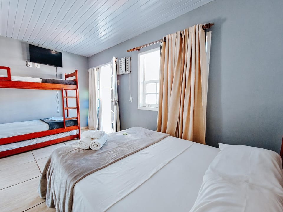 Bed, TV and multimedia, Photo of the whole room, Bedroom, bunk bed, towels