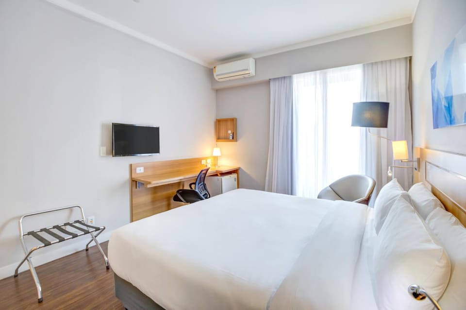 Bed, TV and multimedia, Photo of the whole room, Bedroom, air conditioner