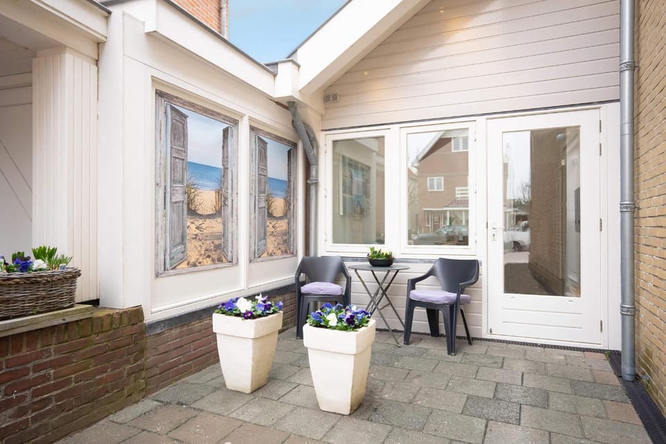 Property building, Patio, Balcony/Terrace