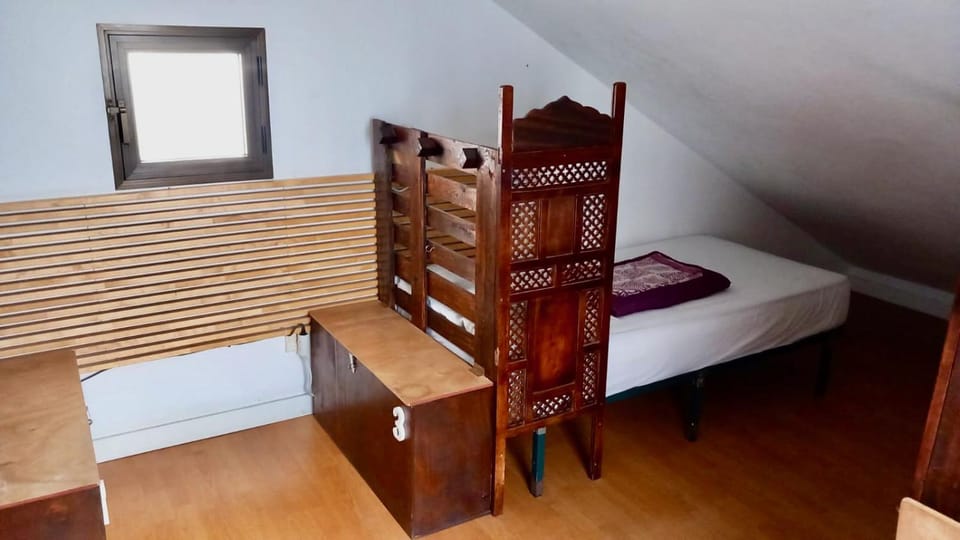 Bed, Photo of the whole room, microwave, towels