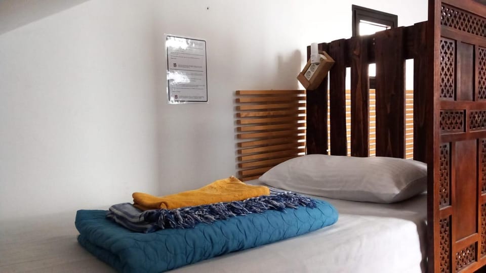 Bed, towels