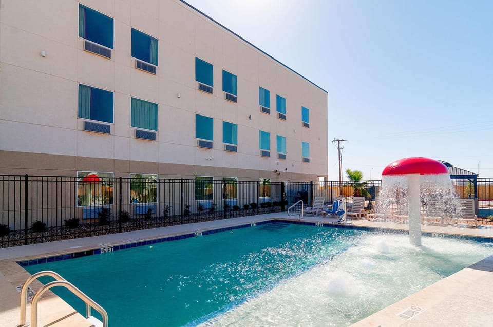 Day, On site, Pool view, Swimming pool, Swimming pool, Time of day